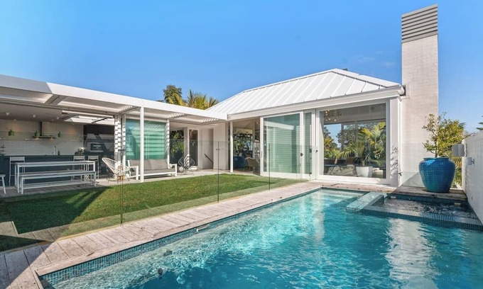 Westmere Apartment | Westmere Luxury | w Pool | by Furnished Rentals