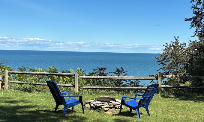 North East House | A lakefront escape in charming North East