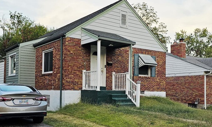 University City House | Affordable Peaceful Cozy House in STL