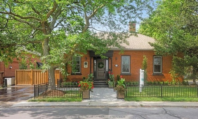 Burlington House | Elegant Downtown Burlington Retreat – Walk to Lake, Shops & Dining!
