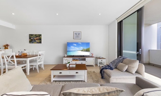 Mascot Apartment | Spacious Condo in Mascot. Doorsteps to Station!