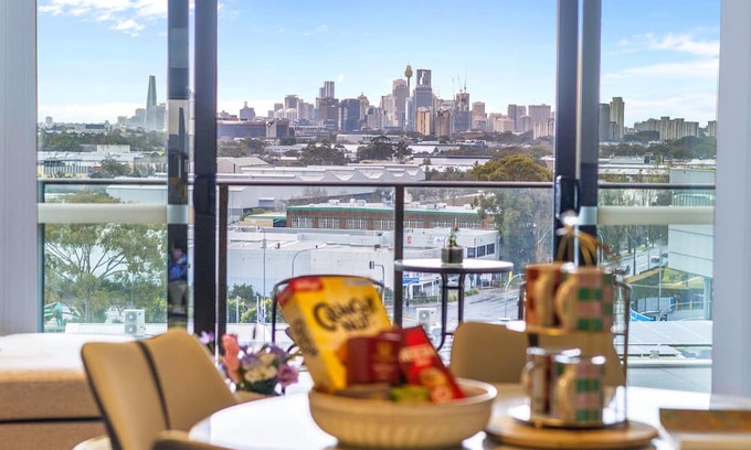 Mascot Apartment | Stunning City Views | Spacious 3BR Apt | Mascot