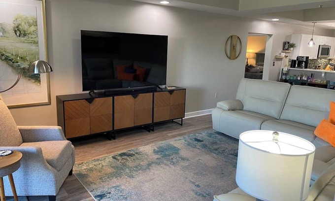 Bluff City Condo | New, SpeedwaySkyview 3BR/3BA@BMS