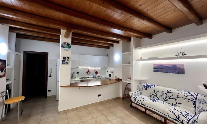 Monguzzo Apartment | Apartment 'La Casa Del Barba' with Wi-Fi