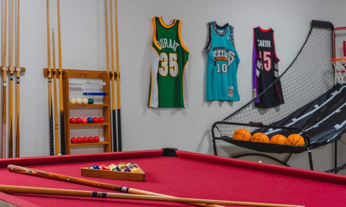 Black Mountain Hotel | Play & Stay/Lake views/Pool Table