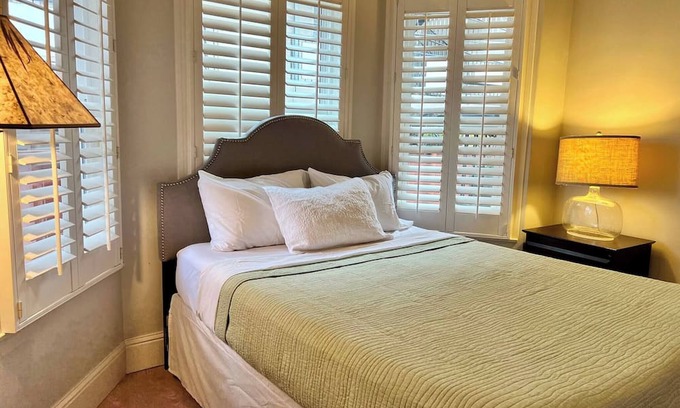 Downtown Burlingame Bed & Breakfast | Cozy, Downtown Burlingame 1/1