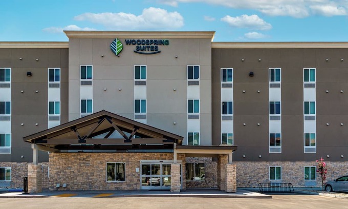 Greenacres Hotel | WoodSpring Suites Bakersfield Airport