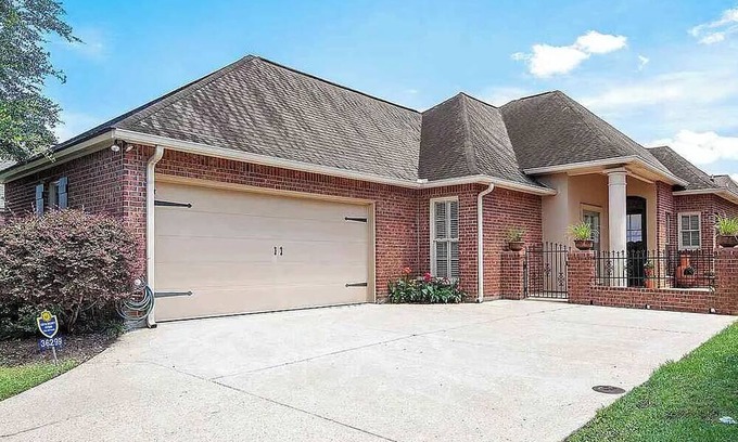 Prairieville House | Charming 3-bedroom house in Prairieville with AC