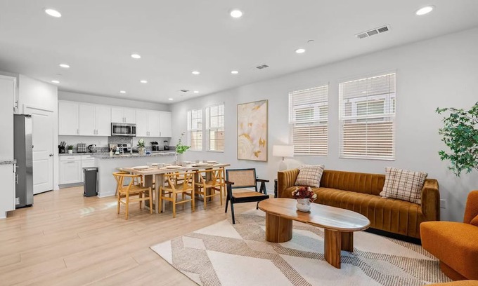 Ontario Villa | 4BR/3BA/6BEDS/Close to the airport/Quality furniture/Comfortable/Clean