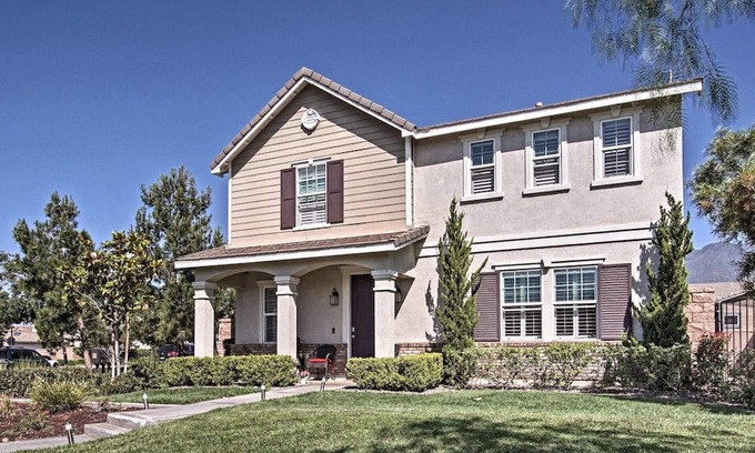 Fontana House | Resort style living with fitness and sport courts for vacations or professionals