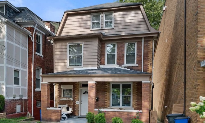 North Oakland Apartment | 3 Story home w/11 beds! | Close to Pitt & CMU!