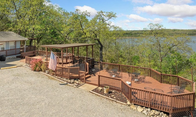 Diamond City Cabin | 1bd/1bath cabin with beautiful views of Bull Shoals Lake.