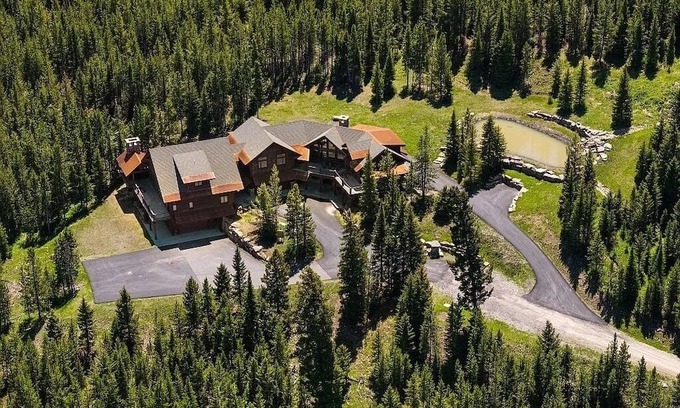 Gallatin Gateway Cabin | Luxury Big Sky Retreat: Spacious 7,500 sq ft Haven for Your Montana Adventure