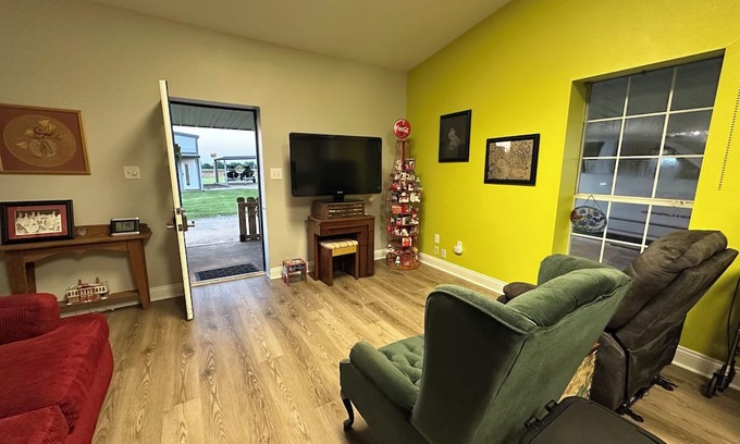 Gardner Apartment | Safe, secure and secluded 2-bedroom apartment outside city limits of Alexandria.