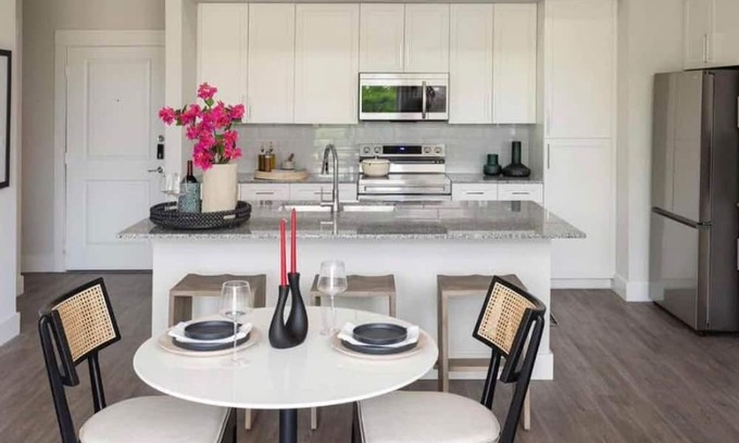East Downtown Houston Apartment | Modern Downtown Houston Stay. Walk to Nightlife