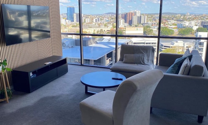 Milton Apartment | Riverview 2BR Apt w/pool and Parking Near Suncorp