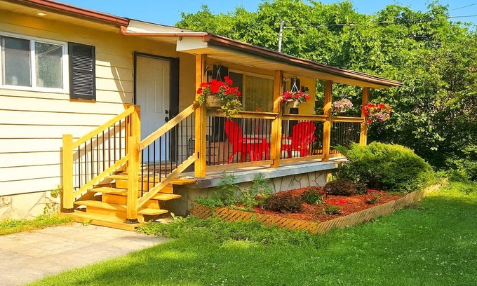 Jacksons Point Cottage | Cozy Fountain Cottage