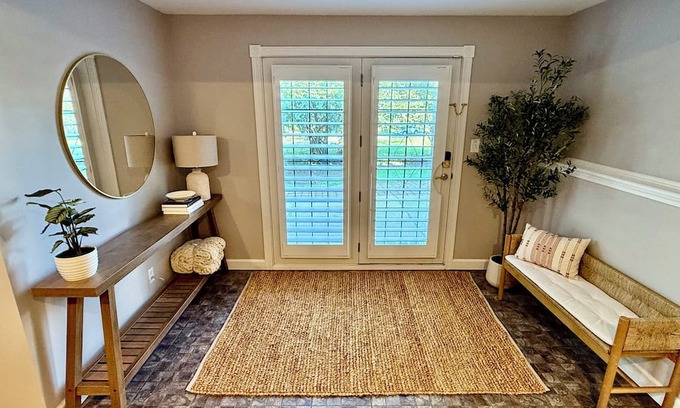 South Kansas City Apartment | Charming Hearthstone Flat: Your Chic KC Hideaway