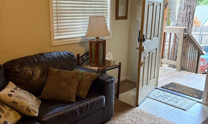 Dunsmuir House | Rustic 2-bedroom house in fabulous Dunsmuir. Only 10 miles away from Mt. Shasta