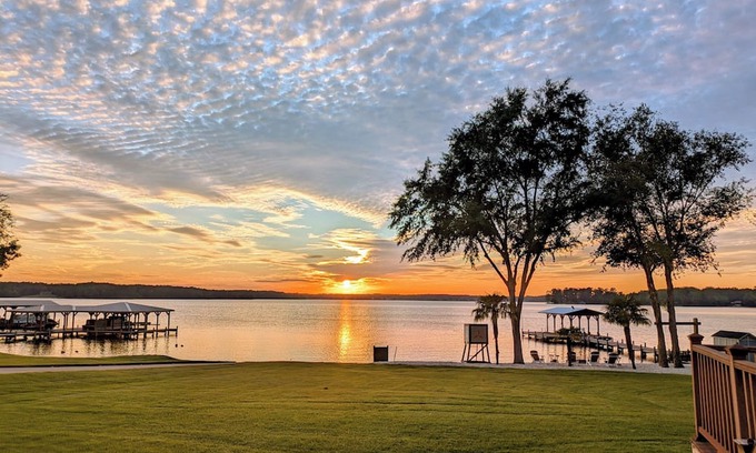 Cross Hill House | Lakehouse Landing - Hot tub + Outdoor Kitchen + Stunning sunsets