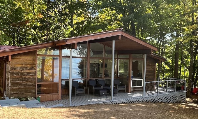 Delta Cottage | Beautifully renovated 3 bedroom lakeside cottage