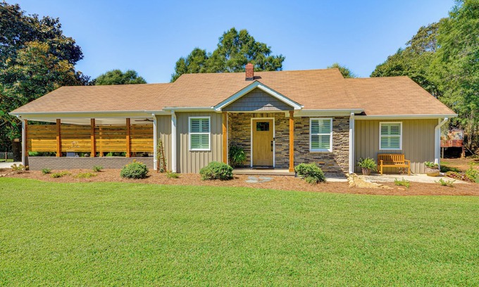 Thomasville House | On-Site Pond: Nature-Filled Winston-Salem Retreat!