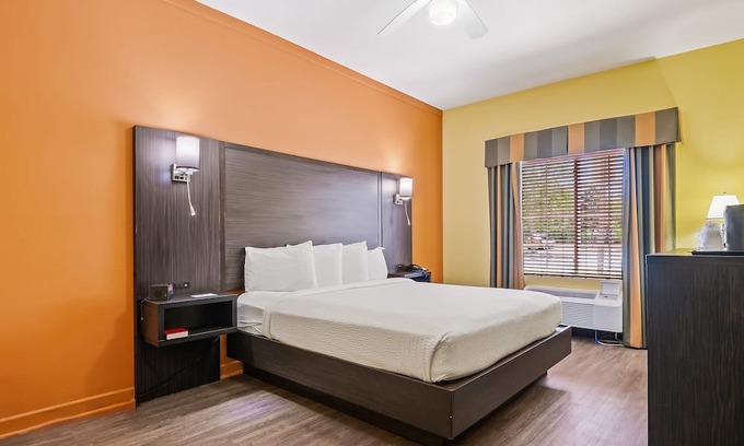 Crawfordville Hotel | Accessible 1 King Bed Easy Access & Comfort at Wildwood Inn