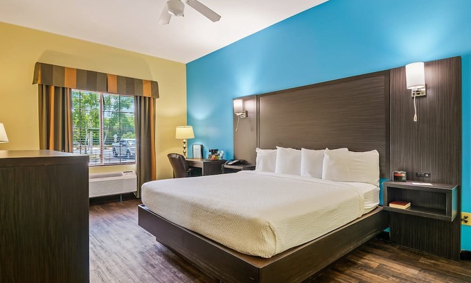 Crawfordville Hotel | King Bed Non-Smoking Pet-Friendly – Comfort & Convenience at Wildwood Inn