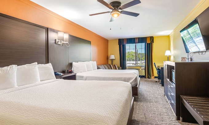 Crawfordville Hotel | Spacious Comfort for Groups – 2 Queen Beds + Sleeper Sofa at Wildwood Inn