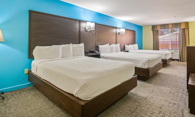 Crawfordville Hotel | Spacious Comfort for Groups or Families – 3 Queens, Non-Smoking at Wildwood Inn