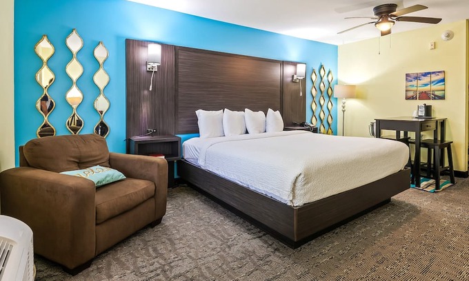 Crawfordville Hotel | Executive King Suite: Spacious Comfort for Work & Rest at Wildwood Inn