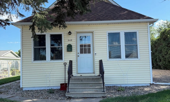 Harvey House | Charming 2-bedroom house in picturesque Harvey with AC