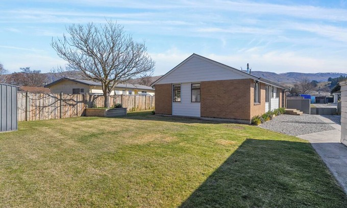 Lowburn House | Antimony Retreat - Cromwell Holiday Home