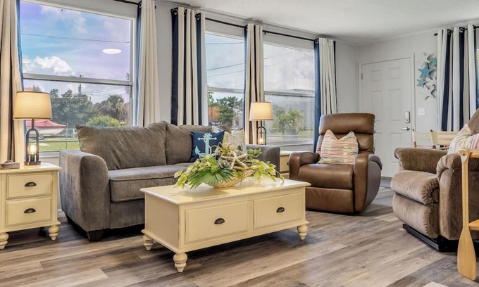 Water Front Park House | Boater and Fisherman's Paradise. Bring your boat, bring your dog, and enjoy!