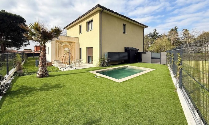 Villeneuve-les-Bouloc Apartment | Modern and Cozy Apartment with Private Pool