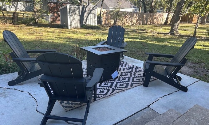 Ada House | Indie vibe fire pit 3 BR minutes to ECU