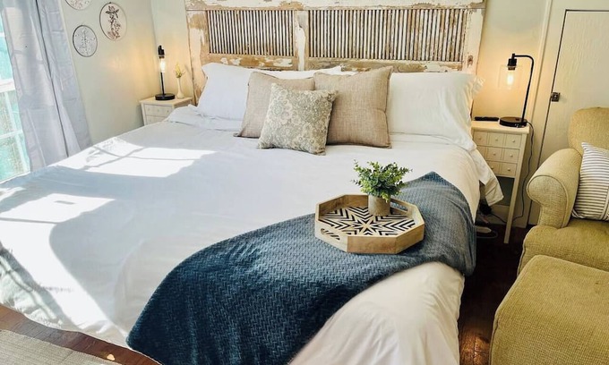 Ada Apartment | Carriage House studio min to ECU