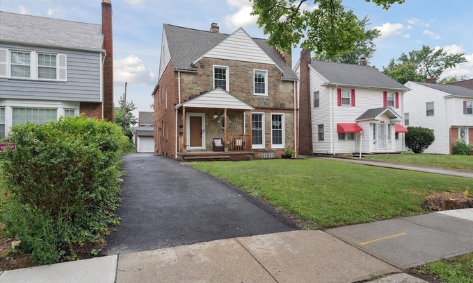 Shaker Heights Apartment | Enjoyable 2 bedroom 1 bathroom in Shaker Heights near universities and hospitals