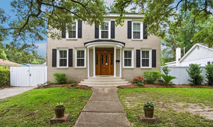 Georgetown House | 4BR pet-friendly 105 year old home in historic Downtown Georgetown. Oak-lined streets.