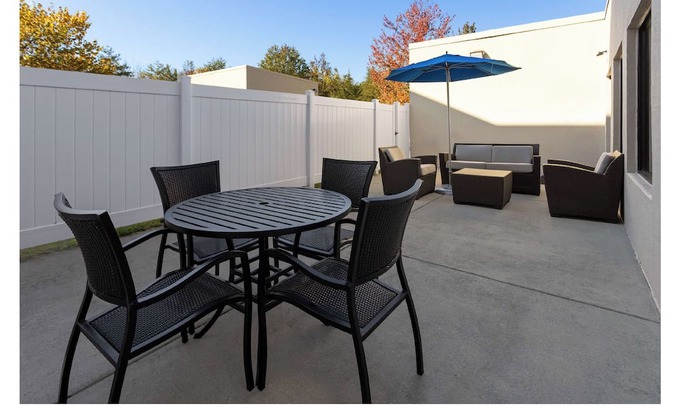 Harrisburg Hotel | Charming 2-bedroom hotel with AC, Guest Laundry, and fitness room in Harrisburg