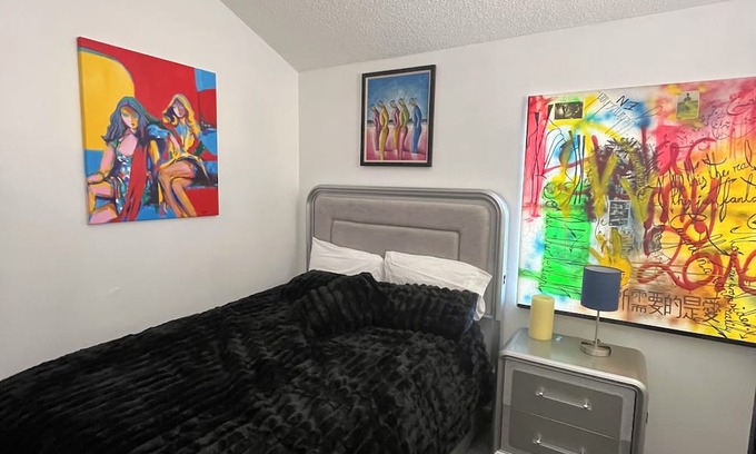 Newhall Condo | Charming Room and a 3-bedroom condo w. Private bathroom Santa Clarita/Art Studio