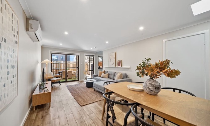 Coombs House | Stylish Townhouse with Private Courtyard