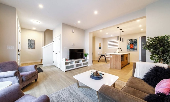 Jasper Place House | Cozy4bedroomsEntireHouseFreewifiparkingKINGbeds