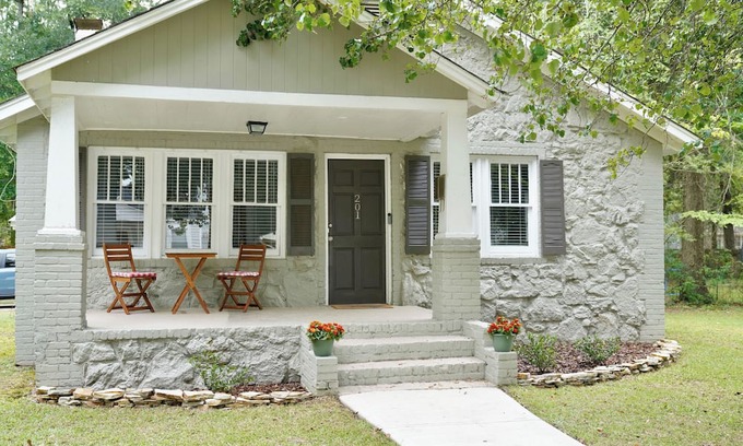 Terry Sanford House | Rustic-Modern Escape in Haymount