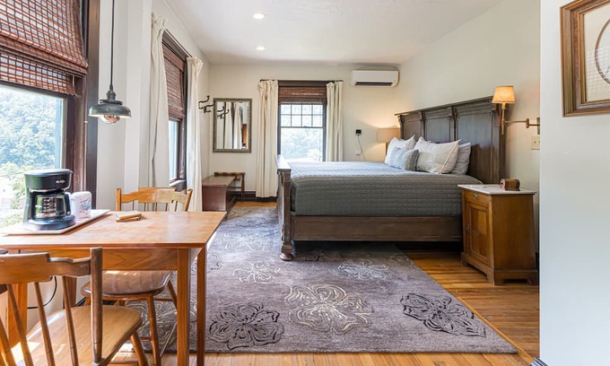 Marshall Cabin | Marshall Inn Corner View Guestroom, Walk Downtown
