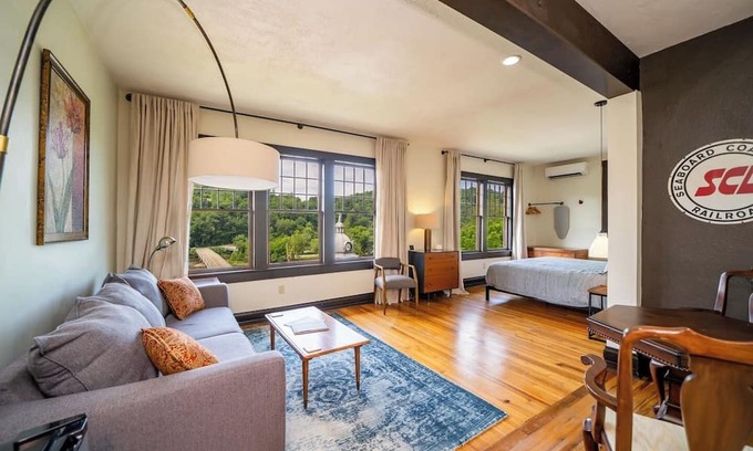 Marshall Cabin | Marshall House Inn Grandview Suite, Walk Downtown