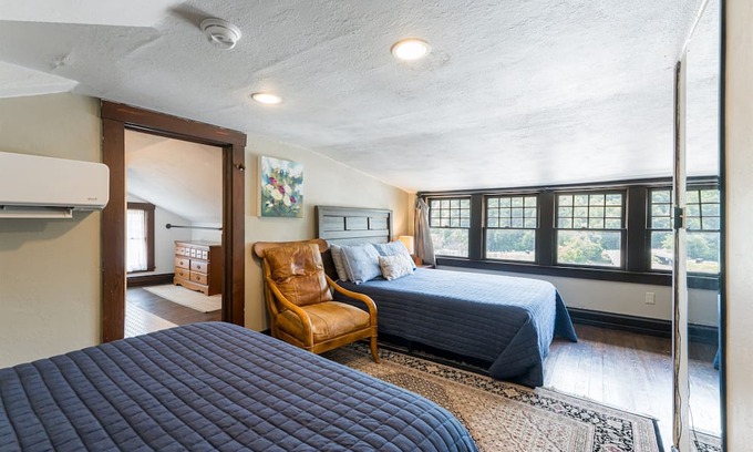 Marshall Cabin | Marshall Inn Skyline Guestroom (Q/Q),Walk Downtown