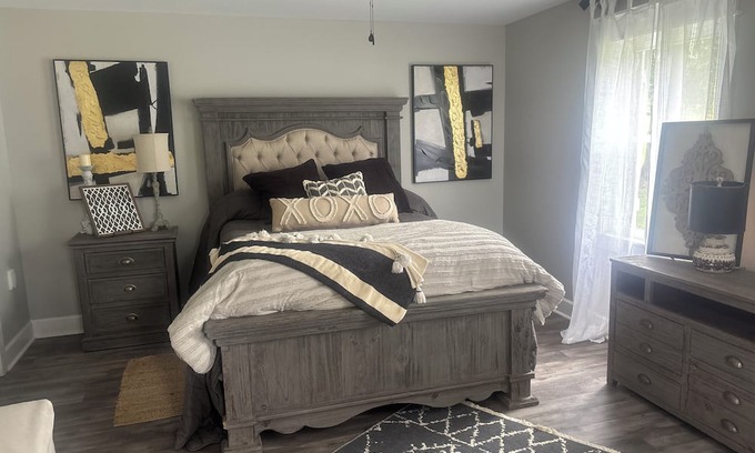 New Albany House | 4-bedroom house in nice New Albany with AC