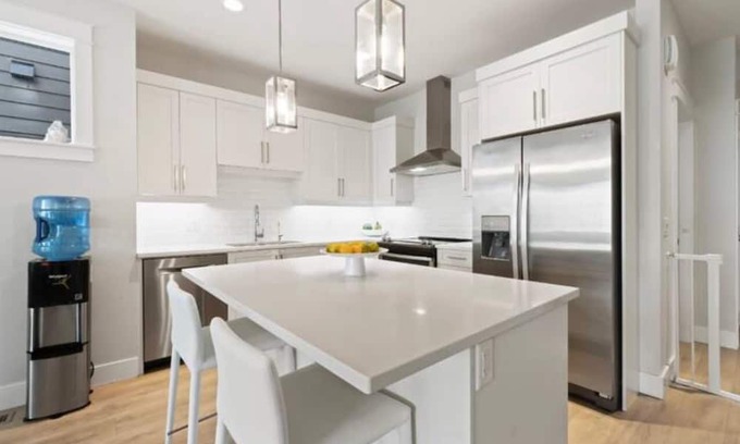 Central Okanagan House | Large 3 level luxury townhome at the lakes