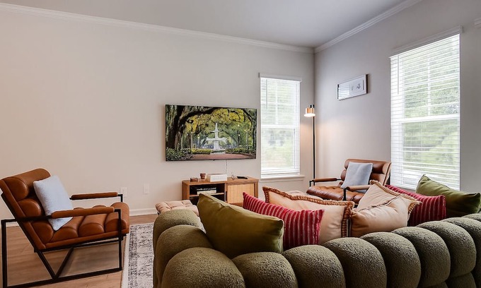 Pooler House | SavvyRetreat KingBed-Pool-Gym-15 Mins to Downtown SAV